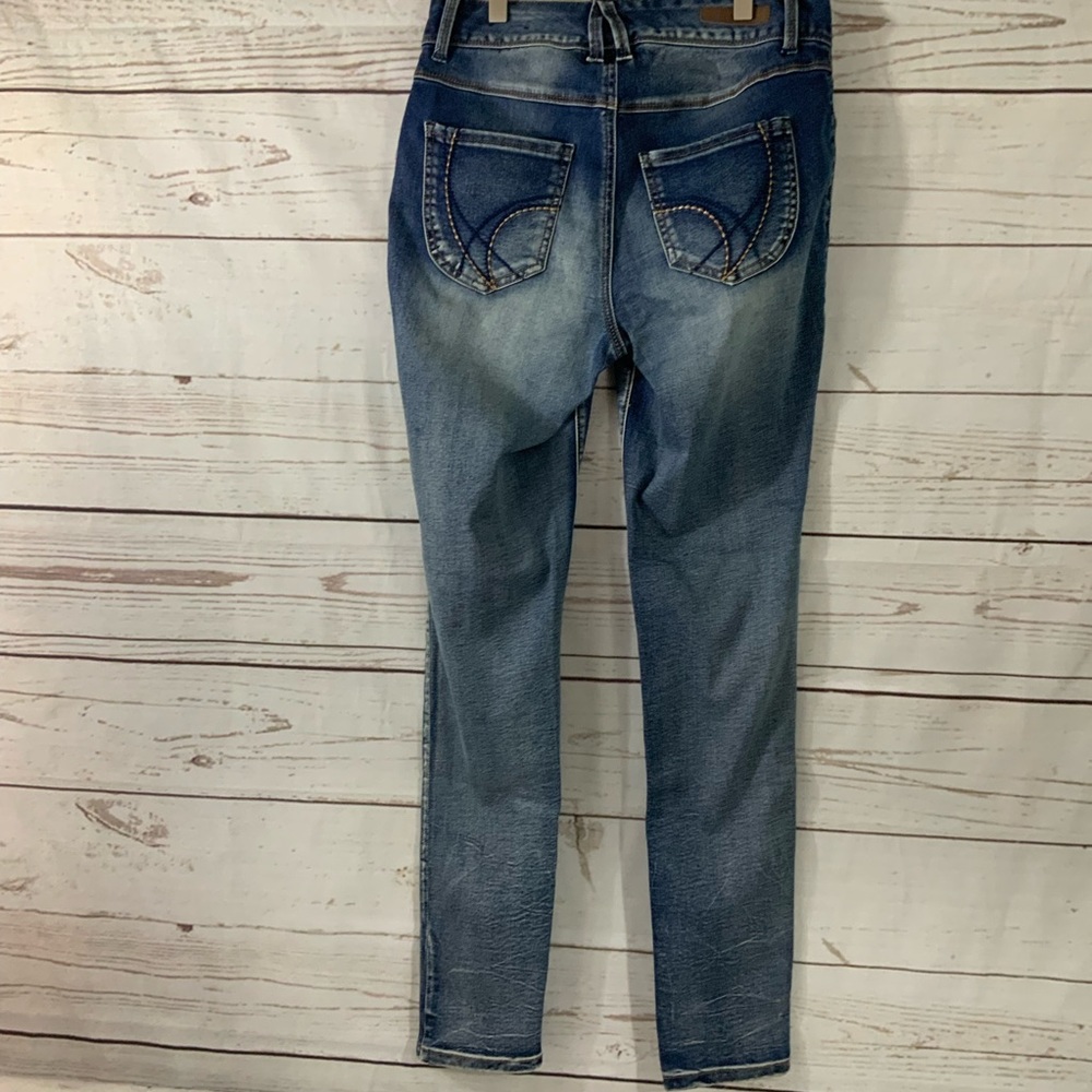 Ariya Blue Jeans - Picture 9 of 11